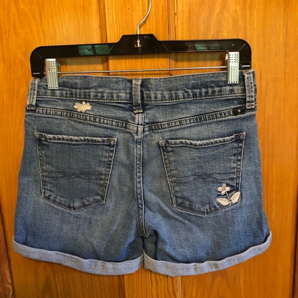 Size 0 women’s low waisted denim shorts. - Picture 2 of 3